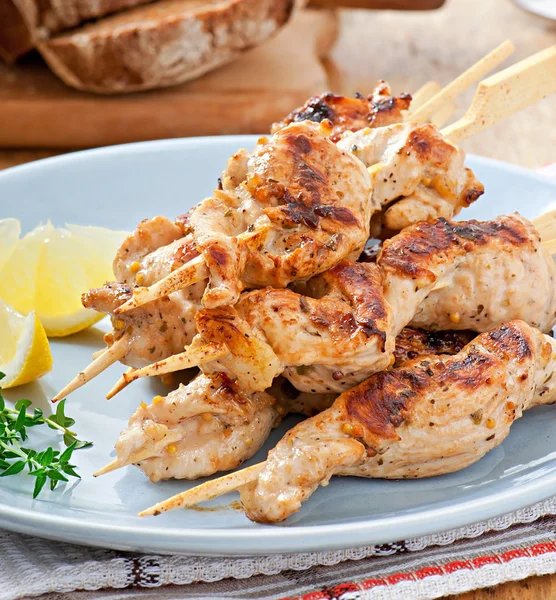 Grilled chicken on bamboo skewers — Stock Photo, Image