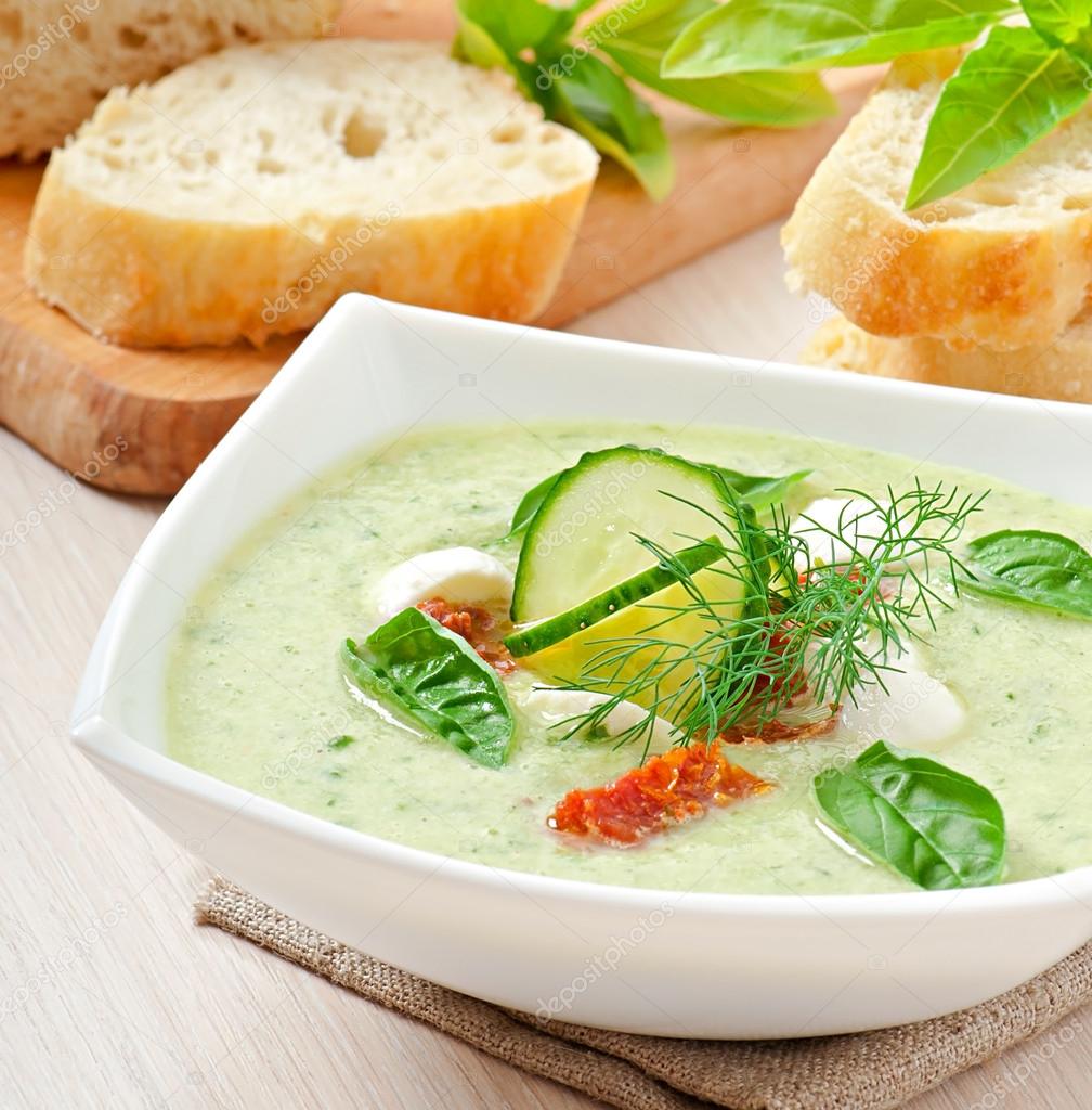 kalte Gurken-Suppe mit getrockneten Tomaten und mozzarella — Stockfoto ...