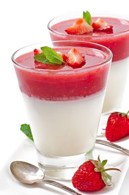 tatlı panna cotta taze çilek ile
