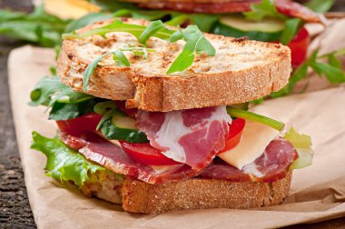 jambon, peynir ve taze sebze ile sandviç