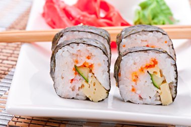 geleneksel taze Japon suşi rulo