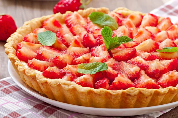 Tarte aux fraises avec crème anglaise — Photo