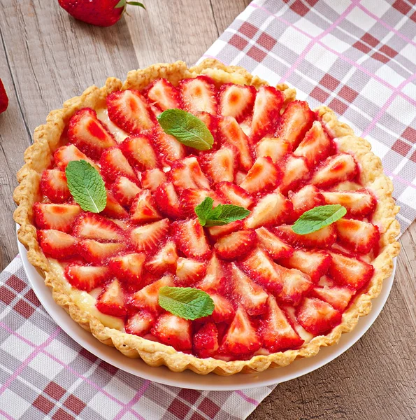 Tarte aux fraises avec crème anglaise — Photo