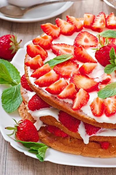 Gâteau aux fraises d'été sous la forme d'un rustique — Photo