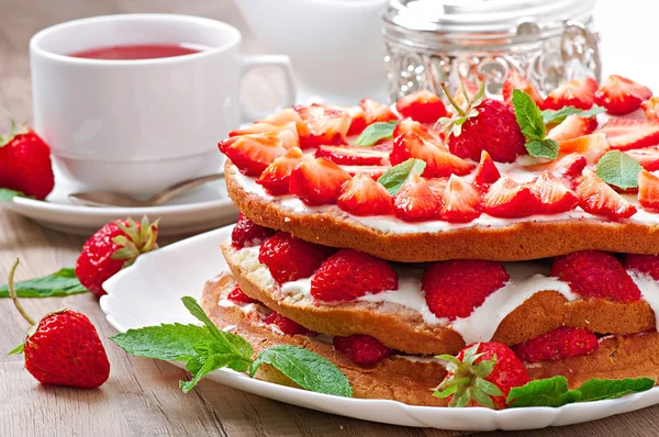 Summer strawberry cake in the form of a rustic — Stock Photo, Image