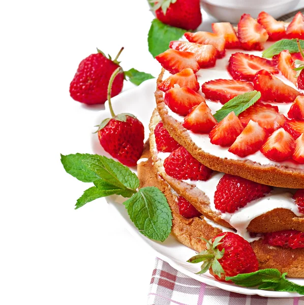 Summer strawberry cake in the form of a rustic — ストック写真