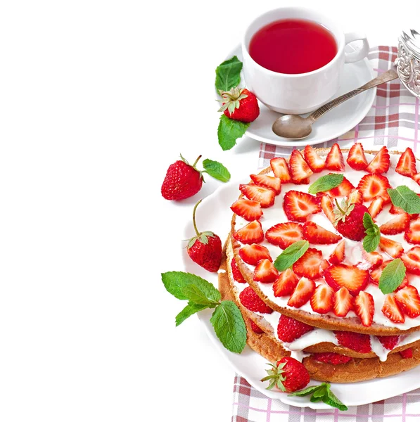 Summer strawberry cake in the form of a rustic — ストック写真