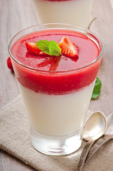 Dessert Panna Cotta con fragola fresca su fondo legno antico — Foto Stock