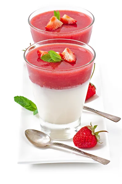 Postre Panna Cotta con fresa fresca — Foto de Stock