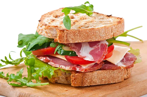 Broodje met ham, kaas en verse groenten op witte achtergrond — Stockfoto
