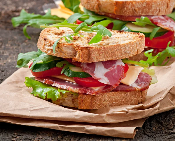 Sandwich mit Schinken, Käse und frischem Gemüse — Stockfoto