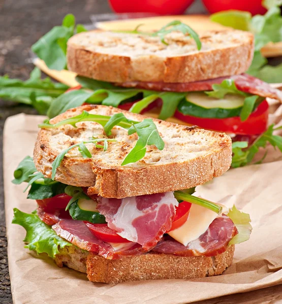 Panino con prosciutto, formaggio e verdure fresche — Foto Stock