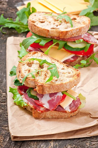 Sanduíche com presunto, queijo e legumes frescos — Fotografia de Stock