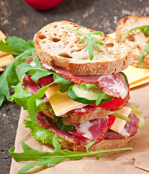 Panino con prosciutto, formaggio e verdure fresche — Foto Stock