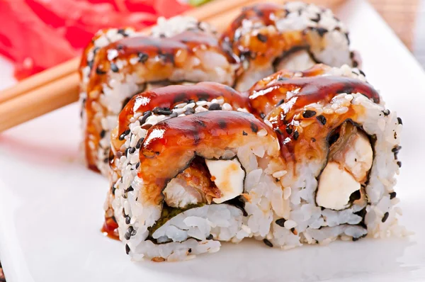 Rotoli di sushi giapponesi freschi tradizionali — Foto Stock