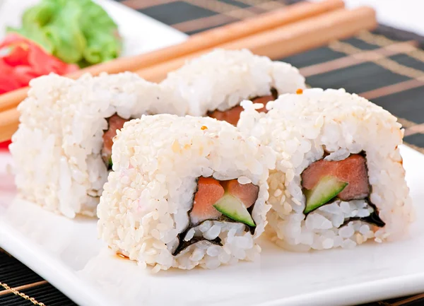 Traditionella färska japansk sushi rullar — Stockfoto