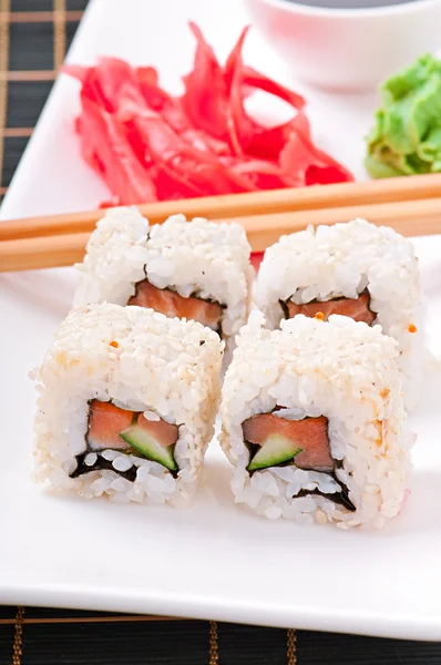 Rolos tradicionais de sushi japonês fresco — Fotografia de Stock