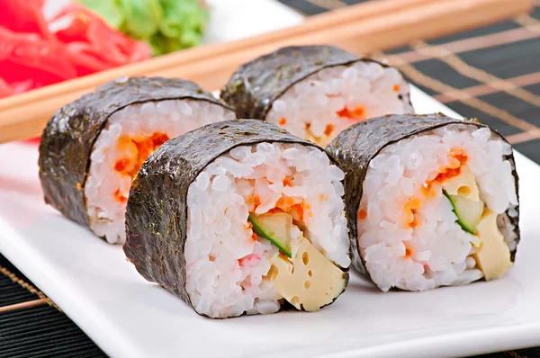 Rotoli di sushi giapponesi freschi tradizionali — Foto Stock