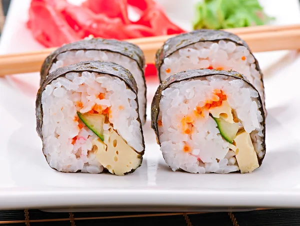 Rolos tradicionais de sushi japonês fresco — Fotografia de Stock