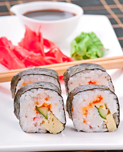 Rolos tradicionais de sushi japonês fresco — Fotografia de Stock