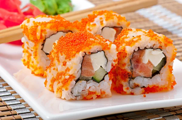 Rollos de sushi japoneses frescos tradicionales — Foto de Stock