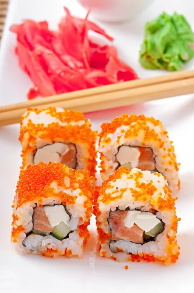 Rotoli di sushi giapponesi freschi tradizionali — Foto Stock