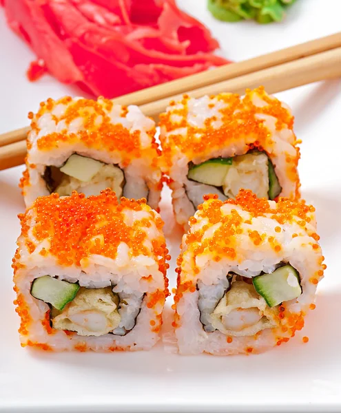 Rolos tradicionais de sushi japonês fresco — Fotografia de Stock