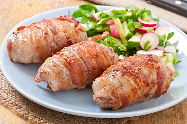 Rouleaux de viande grillés enveloppés dans des lanières de bacon — Photo