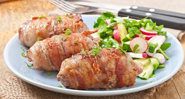Mięso z grilla rolki zawinięte w plastry bekonu — Zdjęcie stockowe