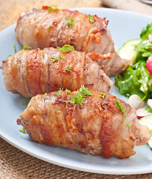 Rollos de carne a la parrilla envueltos en tiras de tocino — Foto de Stock