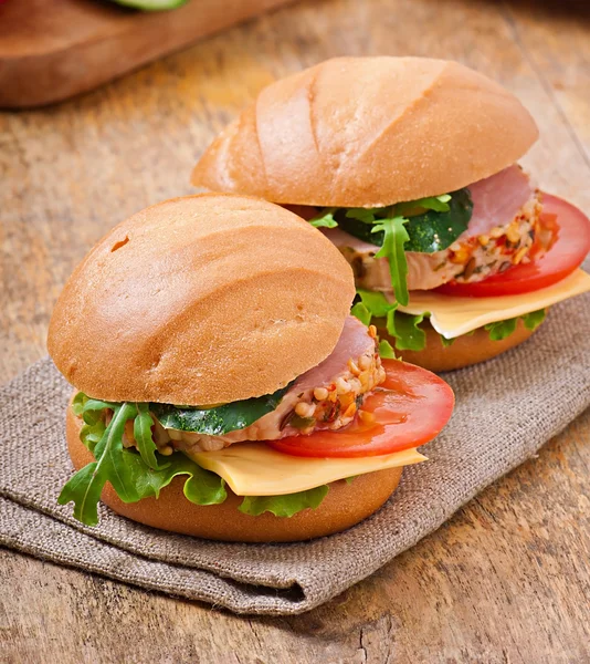 Sandwich au jambon, fromage et légumes frais — Photo