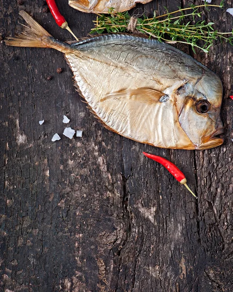 Vômer peixe defumado no fundo de madeira — Fotografia de Stock