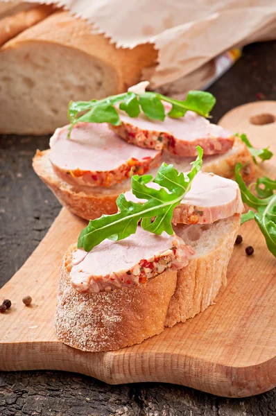 Skinka sandwich inredda blad ruccola — Stockfoto