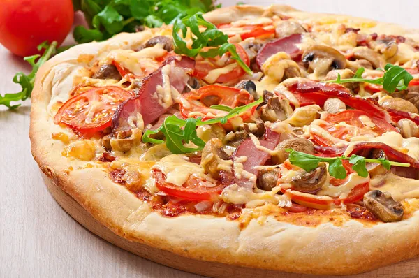 Пицца с овощами, курицей и ветчиной — стоковое фото