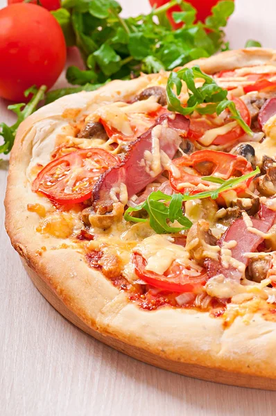 Pizza with vegetables, chicken and ham — Stock Photo, Image