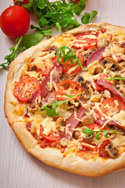 Pizza with vegetables, chicken and ham — Stock Photo, Image