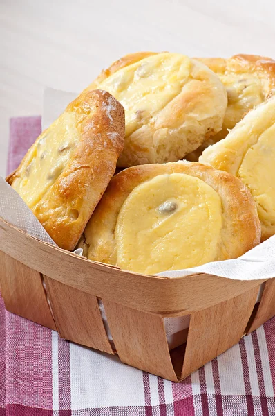 Pasteles de queso con menta y crema agria. Delicioso postre — Foto de Stock