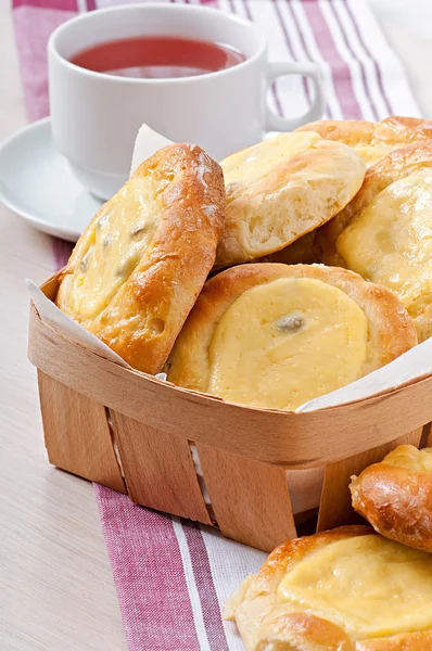 Pasteles de queso con menta y crema agria. Delicioso postre — Foto de Stock