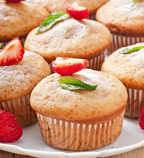 Jahodový muffin na bílé desce s čerstvou jahodou — Stock fotografie