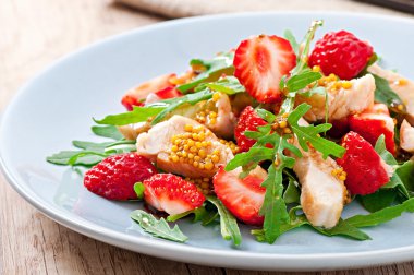 roka ve çilek Tavuk salatası