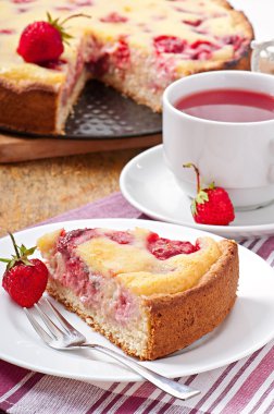 Fransız pasta (quiche) çilek ile