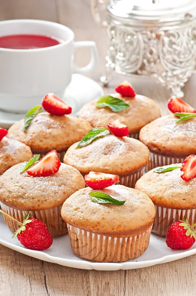 Truskawka muffin na białe płytki z świeże truskawki — Zdjęcie stockowe