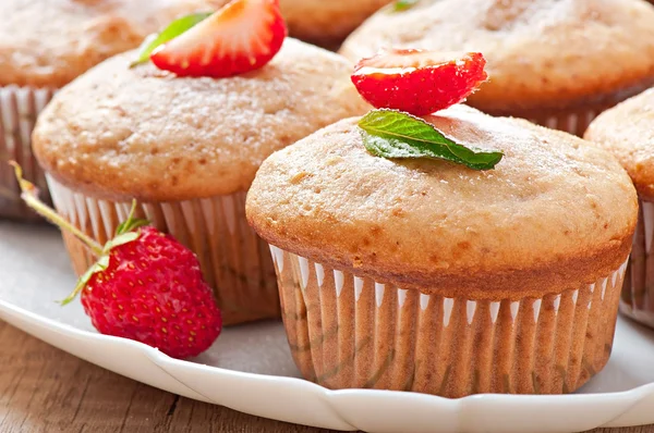 Jahodový muffin na bílé desce s čerstvou jahodou — Stock fotografie