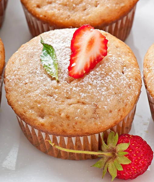 Aardbei muffin op een witte plaat met een verse aardbei — Stockfoto