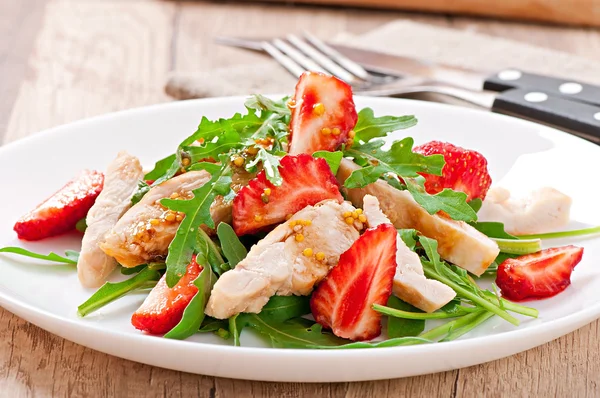 Kippensalade met rucola en aardbeien — Stockfoto