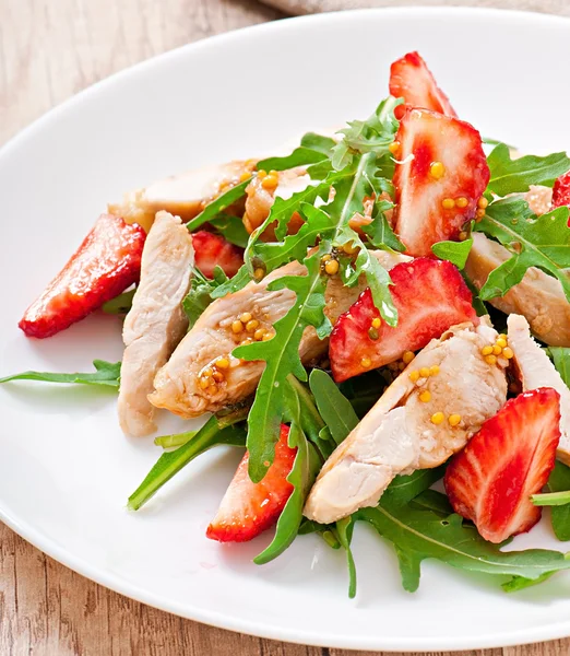 Chicken salad with arugula and strawberries — Stock Photo, Image