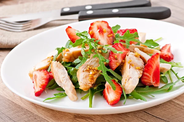 Chicken salad with arugula and strawberries — Stock Photo, Image