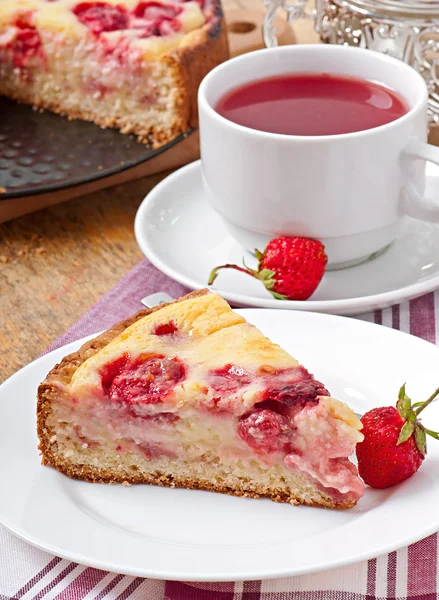 Tarta francesa (quiche) con fresas —  Fotos de Stock