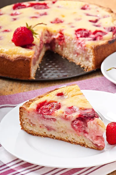 Tarta francesa (quiche) con fresas — Foto de Stock