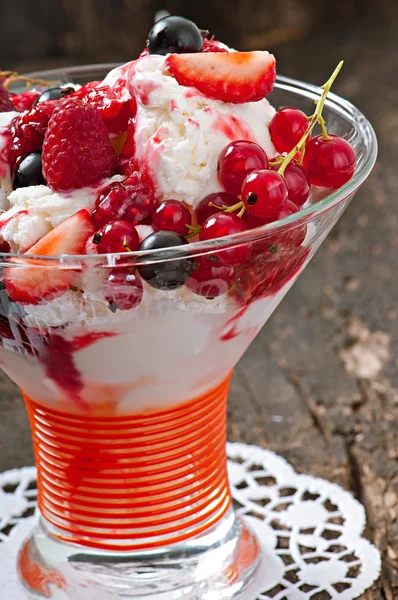 Helado con bayas frescas — Foto de Stock